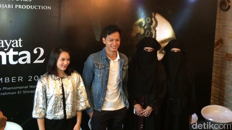 Umi Pipik Ikut Bersuara Tanggapi Video Cadar Pemain Ayat-Ayat Cinta 2 Umi Pipik Ikut Bersuara Tanggapi Video Cadar Pemain Ayat-Ayat Cinta 2