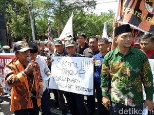 Puluhan Orang Tuntut Dalang Demo Bawa Simbol Palu Arit Dituntaskan