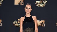 Jordana Brewster sudah memerankan karakter Mia Toretto sejak sekuel pertamanya di tahun 2001. Di film pertamanya itu Mia menggunakan mobil Accura Integra dan Toyota Supra. Kini di Fast & Furious 9 ia berperan dengan mobil Chevrolet Nova SS (Getty Images)
