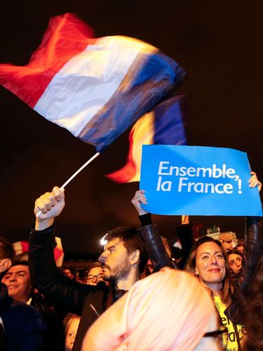 Dansa dan Sorak Gembira Warga Prancis Sambut Kemenangan Macron