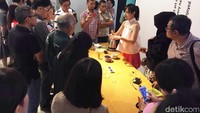 Di akhir acara, Ratna Soemantri sempat menunjukkan cara membuat matcha. Peserta juga bisa langsung bertanya mengenai pembuatan teh.
