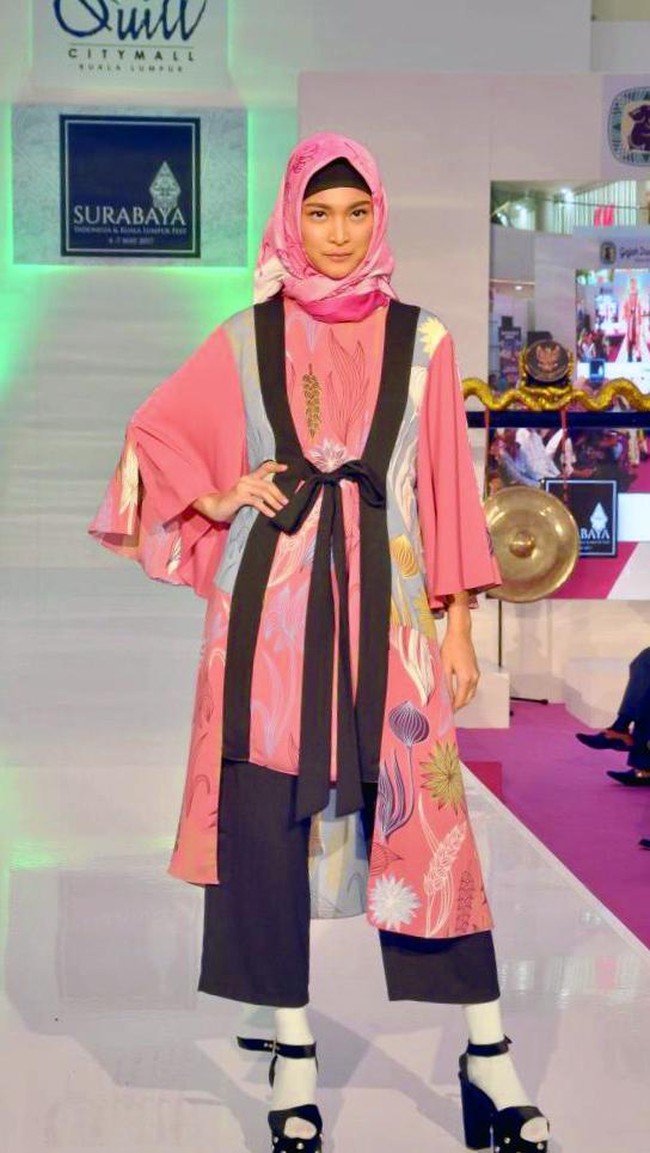 Kabana by Itang Yunasz, Surabaya Indonesia Fest di Kuala Lumpur. Malaysia. [Foto: dok. Itang Yunasz]