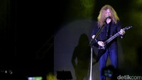 Dave Mustaine dengan kemeja hitam dan jeans sempat menyentil para penonton yang memilih berdiam diri untuk menikmati musik mereka.
