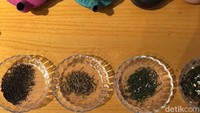 Varian teh blend seperti sakura sencha yang diberi bunga sakura kering juga bisa dicicipi peserta. Ada pula wakoucha atau teh hitam produksi Jepang.
