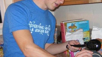 Masih kelihatan sangat muda tampangnya di sini. Tinggal di asrama, dia pun kadang masak sendiri. Foto: thechive