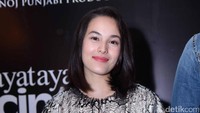 Sebelumnya Fakhri diceritakan bertetangga dengan Mariah yang diperankan oleh Carissa Putri. Pool/Noel/detikFoto.