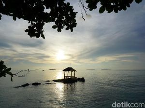 Liburan Ke Karimunjawa, Nikmati Sunset Pantai Ujung Gelam