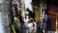 Tim Pusat Laboratorium Forensik (Puslabfor) Polda Metro Jaya melakukan olah tempat kejadian perkara (TKP) di lokasi kebakaran, Senin (8/5/2017).