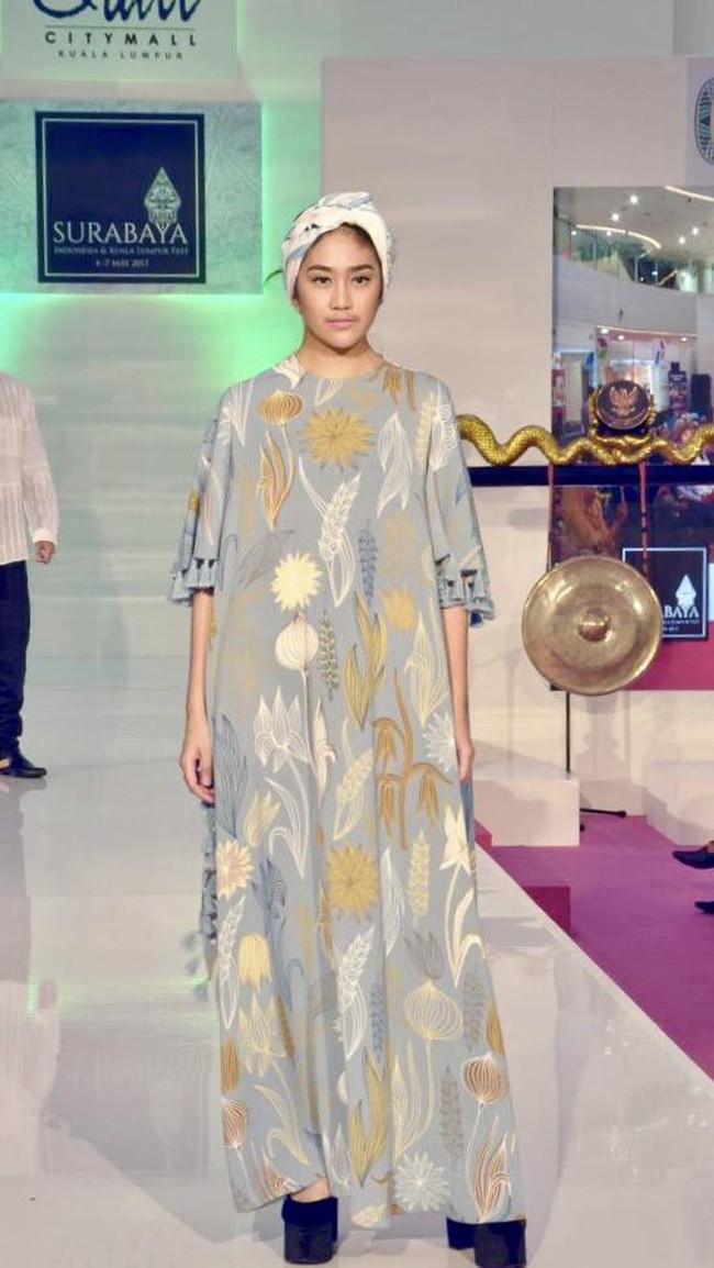 Kabana by Itang Yunasz, Surabaya Indonesia Fest di Kuala Lumpur. Malaysia. [Foto: dok. Itang Yunasz]