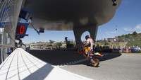 Finis kedua diterima Marc Marquez dengan kegembiraan besar. Hasil balapan MotoGP Spanyol membuat dia makin merapatkan diri ke posisi atas klasemen (Foto: Mirco Lazzari gp/Getty Images).