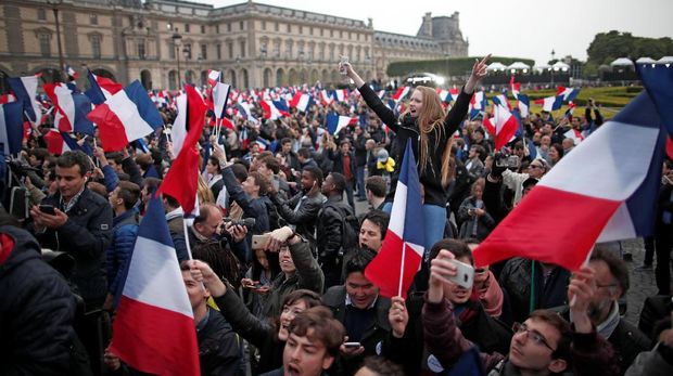 Dansa dan Sorak Gembira Warga Prancis Sambut Kemenangan Macron
