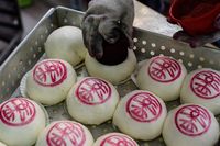 Serunya! Di Festival Ini Orang Berlomba Memanjat Menara Bakpao