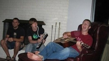 Bermain gitar dengan senang. Siapa sangka dia kemudian membuat Facebook menjadi media sosial terbesar di dunia. Foto: thechive