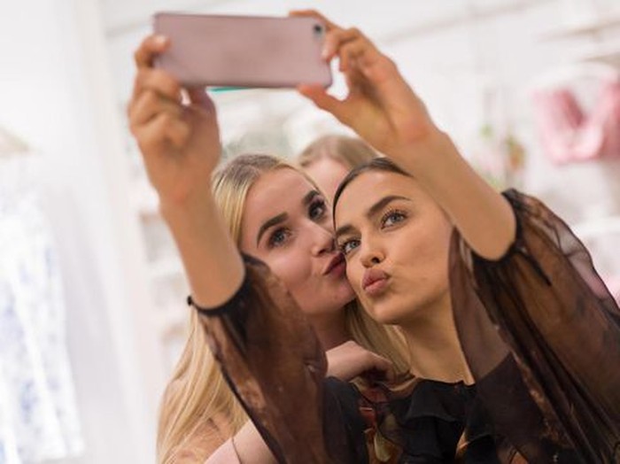 Selfie duck face