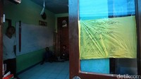 Pantauan detikcom,di Cipinang Pulo RT 11 RW 12, Jakarta Timur, bendara kuning telah dipasang di sebuah rumah yang tak jauh dari lokasi kebakaran. Di dinding rumah itu tertempel kertas kuning bertuliskan Duka Cita. M Nedi, Siti Maryam, Nadia, Ajis. Mereka merupakan anggota satu keluarga korban tewas dalam kebakaran yang terjadi pada Senin (8/5) sekitar pukul 03.55 WIB.