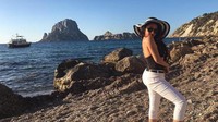Ariel Tatum mengabadikan saat berlibur ke Ibiza, Spanyol pada musim panas lalu. Dok. Instagram/arieltatum