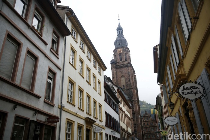 Heidelberg adalah sebuah kota otonom di Baden-Wurttember, Jerman yang terletak di tepi sungai Neckar. Heidelberg terkenal dengan kastil, kota tua, dan universitas tua.