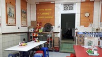 Soto Betawi Afung berlokasi di Gang Gloria, Pancoran Glodok. Tempatnya sudah berdiri sejak tahun 1982. Meski terlihat sederhana, namun pembeli terus ada silih berganti.