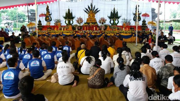 Pengambilan Air Suci di Temanggung Awali Ritual Waisak 2017