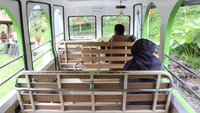 Karena luas dan banyaknya wahana permainan yang dapat dinikmati wisatawan, pengelola menyediakan kendaraan yang dinamai Wara-wari alias bus. Bisa naik bus ini untuk datang ke tiap wahana, kalau weekend dikenai kocek Rp 10 ribu (Wisma Putra/detikTravel)