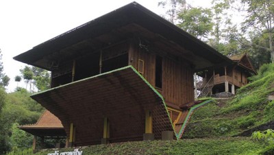 Rumah Joglo Terbalik Berusia 200 Tahun di Dago