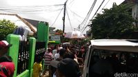 Saat jenazah korban kebakaran Jatinegara dibawa ke pemakaman.