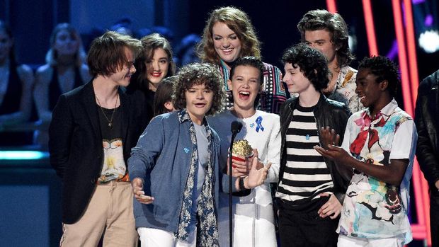 Millie Bobby Brown saat meraih piala MTV Movie and TV Awards 2017