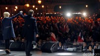 Macron didampingi istrinya Brigitte Trogneux menyapa pendukungnya. Philippe Wojazer/Reuters.