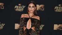 Adapula Shay Mitchell yang tampil seksi dengan dress bermotif macan. Alberto E. Rodriguez/Getty Images/detikFoto.