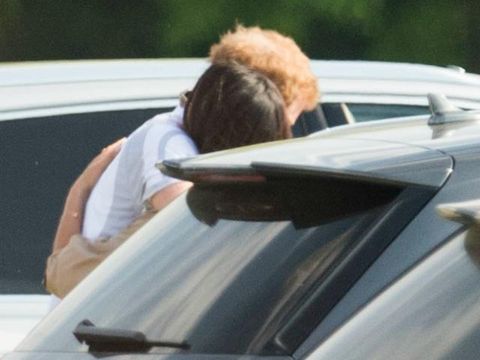 Pertamakalinya Meghan Markle dan Pangeran Harry Berciuman di Depan Umum