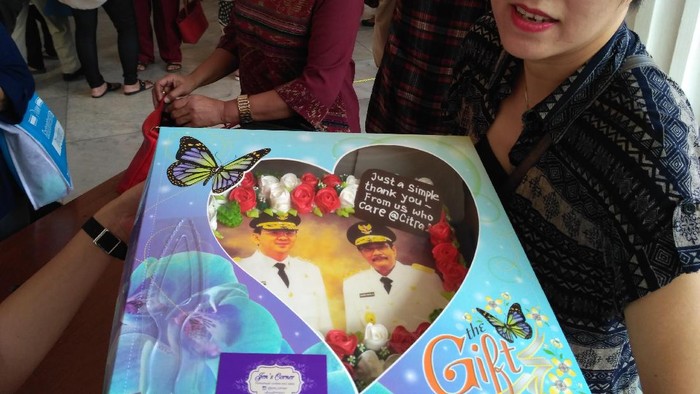 Warga Bandung Ini Temui Ahok di Balai Kota untuk Berikan Kue