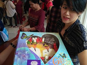 Warga Bandung Ini Temui Ahok di Balai Kota untuk Berikan Kue