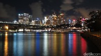 Foto dermaga Sydney dan lanskap gedung-gedung di pusat kota Sydney. Lampu-lampu memantul sempurna di air menambah suasana romantis (Fitraya/detikTravel)