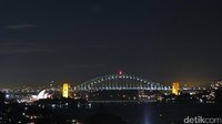 Secara alami, Taman Dudley Page Reserve adalah balkon pandang dengan pemandangan seluruh Kota Sydney. Tampak Sydney Harbour Bridge dan Opera House tampak kecil (Fitraya/detikTravel)