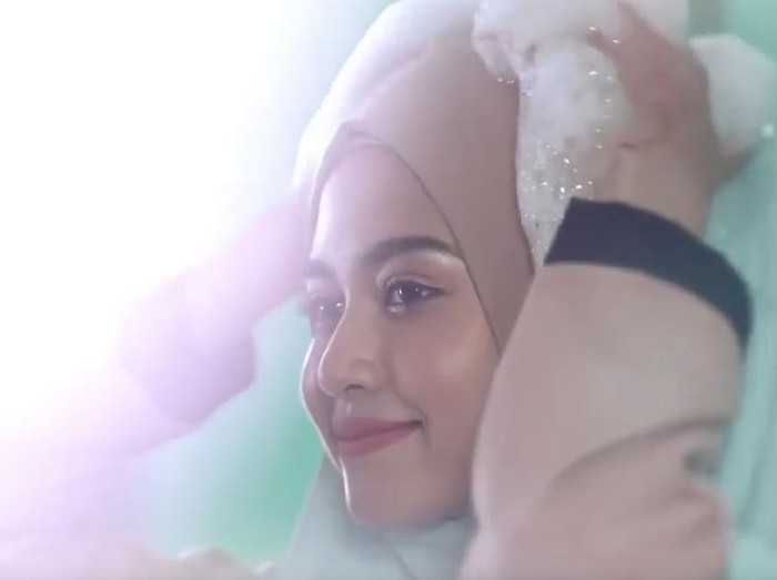 Fakta di Balik Iklan Malaysia yang Tampilkan Wanita Keramas Pakai ...