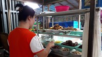 Di dekat pintu masuk ada tempat meracik soto Betawi. Dalam lemari kaca bisa terlihat aneka jeroan, daging dan sayuran untuk isi soto. Dua panci besar berisi kuah terletak di sampingnya.