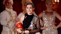 Watson terlihat sangat bahagia saat menerima piala berbentuk popcorn itu. Kevork Djansezian/Getty Images/detikFoto.