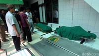 Jenazah saat akan disalatkan.