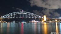 Kota Sydney di Australia sangat fotogenik, termasuk di malam hari. Inilah Sydney Harbour Brigde dan Sydney Opera House yang tampak di bawah jembatan (Fitraya/detikTravel)