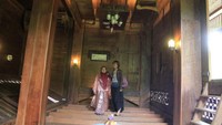 Traveler pun bisa menjadikan joglo-joglo ini sebagai lokasi untuk berselfie ria. Yang jadi favorit tentu saja rumah joglo terbalik yang unik. Traveler bisa berfoto di dalamnya bila liburan ke Dago Dreampark, Bandung (Wisma Putra/detikTravel)