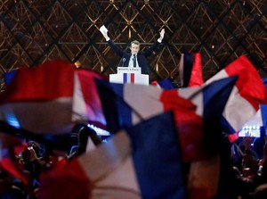 Dansa dan Sorak Gembira Warga Prancis Sambut Kemenangan Macron