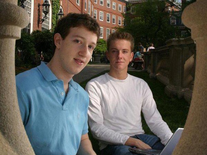Zuckerberg dan Chris Hughes kala muda. Foto: thechive Zuckerberg dan Chris Hughes kala muda. Foto: thechive