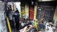 Tim Pusat Laboratorium Forensik (Puslabfor) Polda Metro Jaya memeriksa setiap sudut rumah.