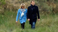 Macron saat bersama sang istri, Brigitte. Lebih mahal makeup untuk Macron atau istrinya ya? (Foto: REUTERS/Benoit Tessier)