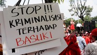 Ahok dituntut 1 tahun penjara dengan masa percobaan 2 tahun. Jaksa menyebut Ahok terbukti melakukan tindak pidana yang ancaman pidananya diatur dalam Pasal 156 KUHP.