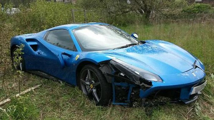 Duh, Ferrari Ini Ditinggal Pemiliknya Dipinggir Jalan