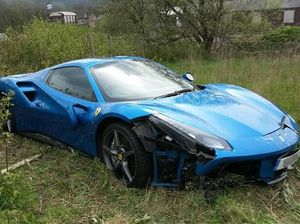 Duh, Ferrari Ini Ditinggal Pemiliknya Dipinggir Jalan