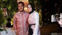 Senyum bahagia dari Dewi Sandra dan Agus saat berpose di depan kamera. Pool/Palevi S/detikFoto.