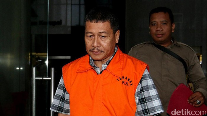Mantan Atase Imigrasi KBRI Malaysia Dwi Widodo jalani pemeriksaan perdana di gedung KPK, Jakarta, terkait penerbitan paspor dan calling Visa. Ini foto-fotonya.