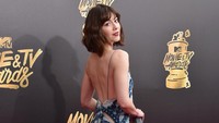 Mary Elizabeth Winstead menunjukan punggungnya dengan dress biru. Alberto E. Rodriguez/Getty Images/detikFoto.